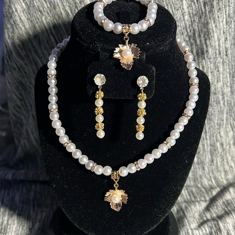 16 INCH WIRED NECKLACE WITH CHAIN EXTENDER.6 INCH STRETCHY BRACELET, EARRINGS